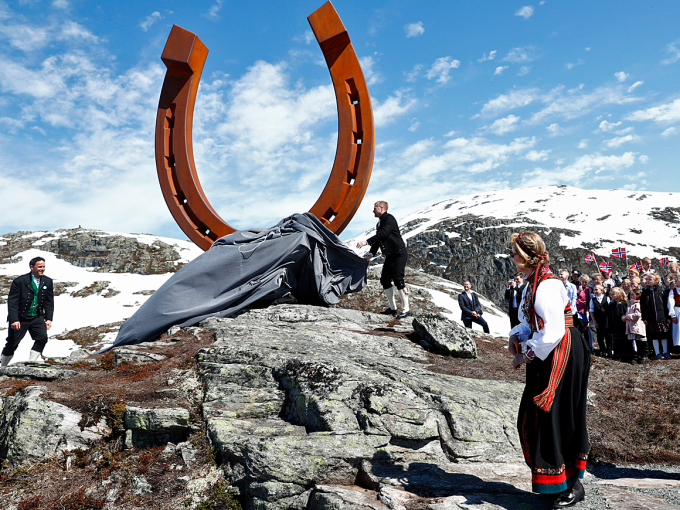 The Queen unveiled a five-metre-high horseshoe on Mt Hoven. Photo: Terje Pedersen, NTB Scanpix